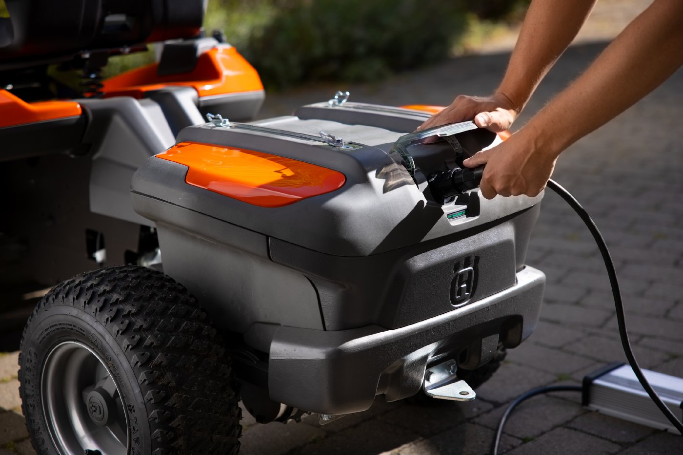 Husqvarna Akku-Frontmäher Rider 200iX - Grundgerät ohne Mähdeck - Modell 2025