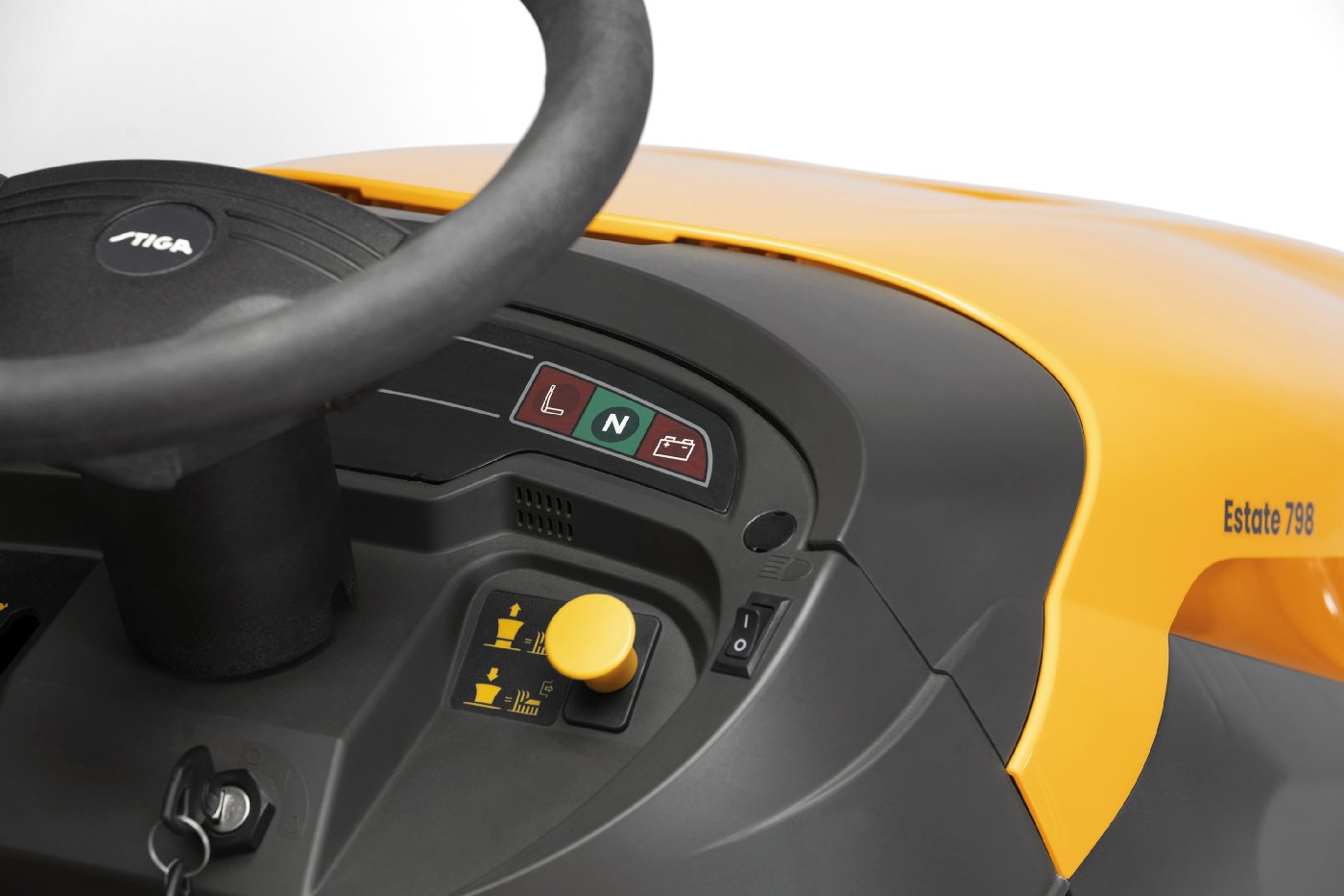 Stiga Rasentraktor Estate 798 Winterpaket mit 120 cm Schneeschild, PTO-Kit und Schneeketten