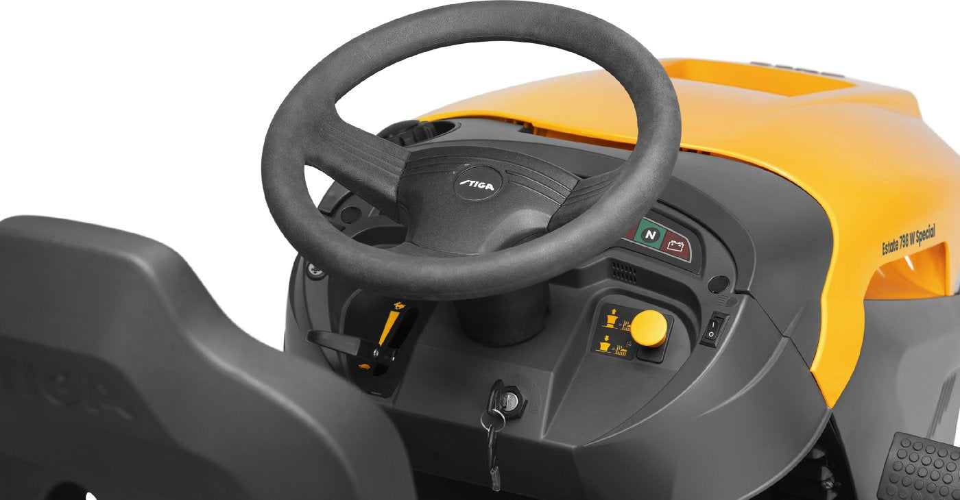 Stiga Rasentraktor Estate 798 W Special HONDA Winterpaket mit 120 cm Schneeschild, PTO-Kit und Schneeketten